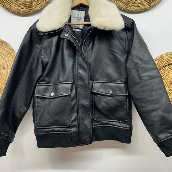 $160 Abercrombie Black Faux Fur Collared Vegan Leather Bomber Jacket Coat Small - Picture 5 of 7